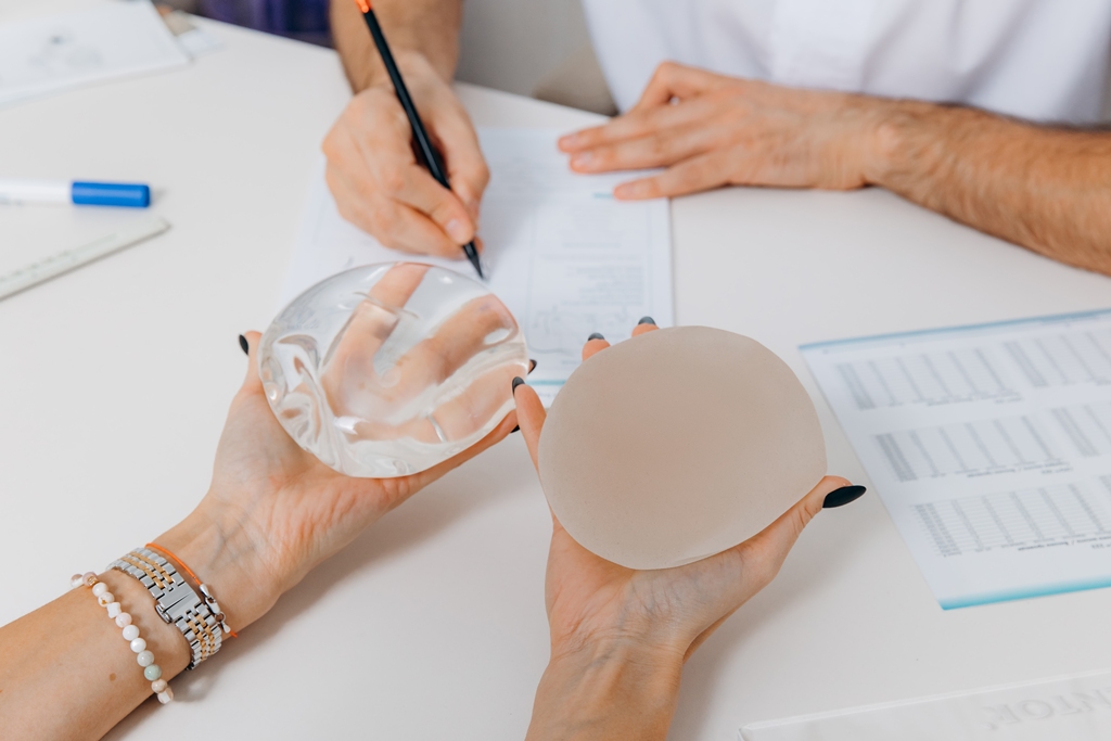 הגדלת חזה עם שתל אנטומי